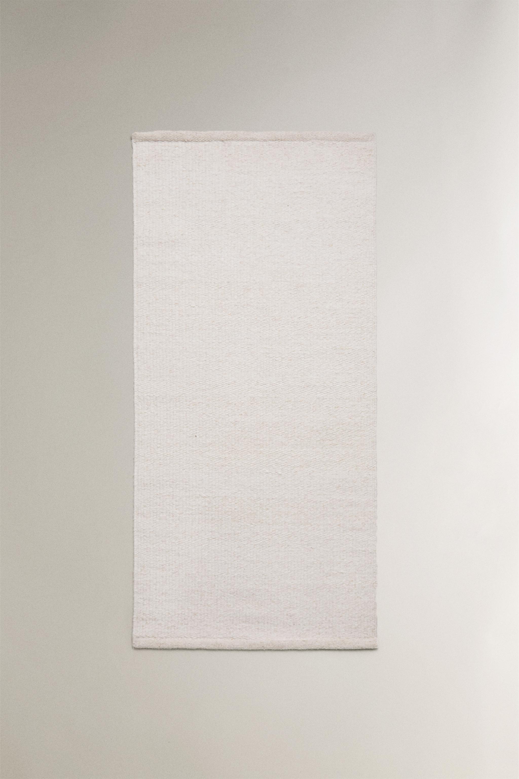 LIGHT-COLORED WOOL AREA RUG